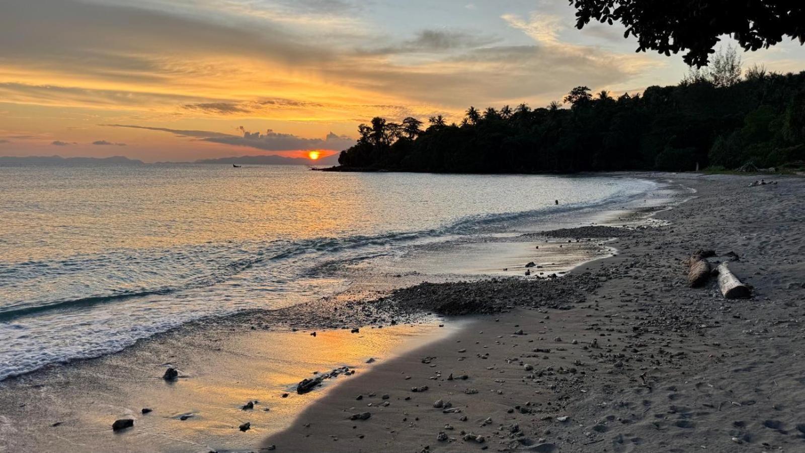 Sunset Beach Resort Weh Sabong Exterior foto
